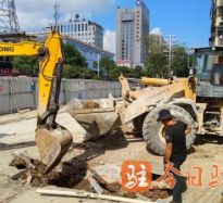 骚逼任你舔任你操视频高温下的坚守｜道路建设者用汗水铺就畅通路